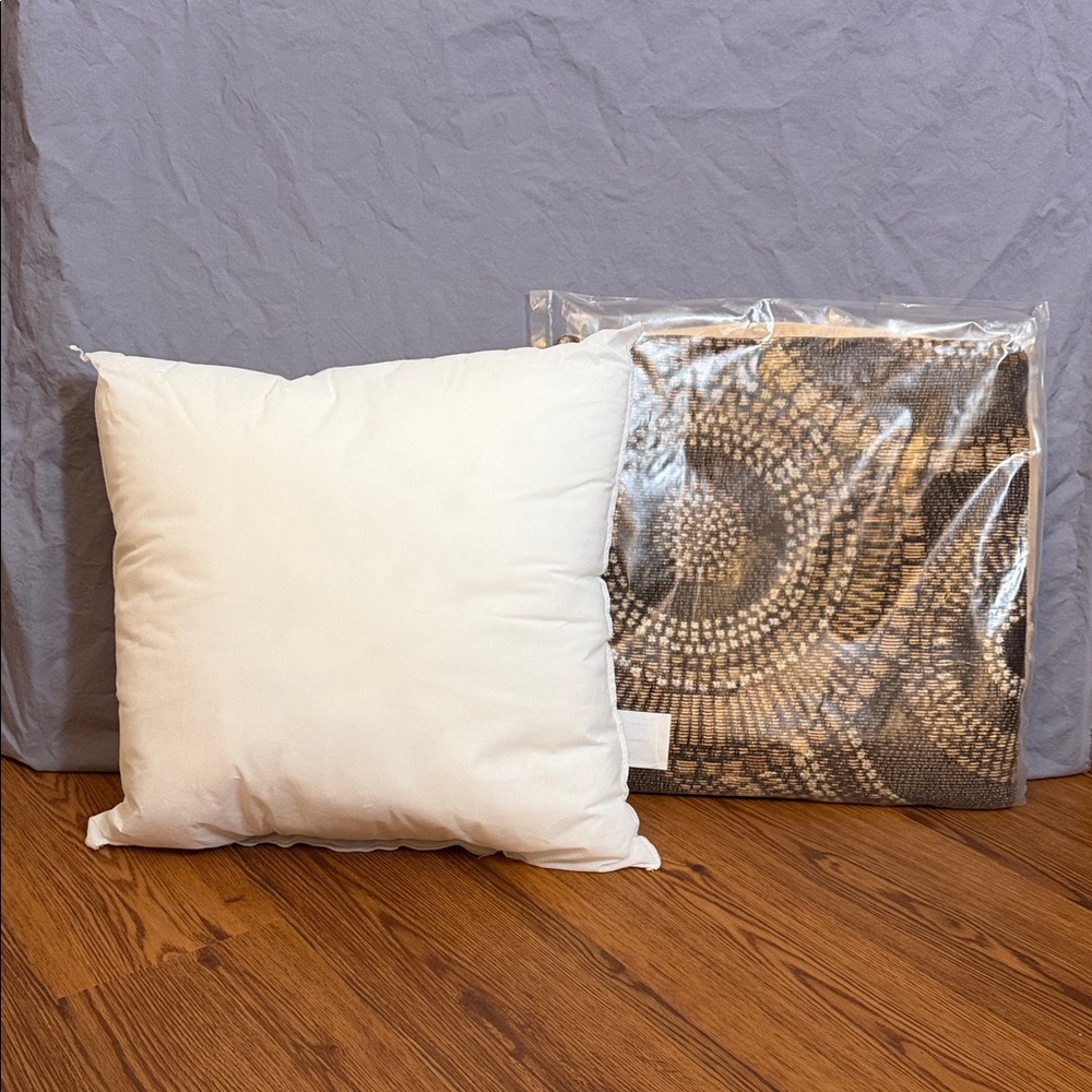 Liora Manne Marina Indoor/Outdoor Power Loomed Pillow, 18 x 18, Circles Brown.